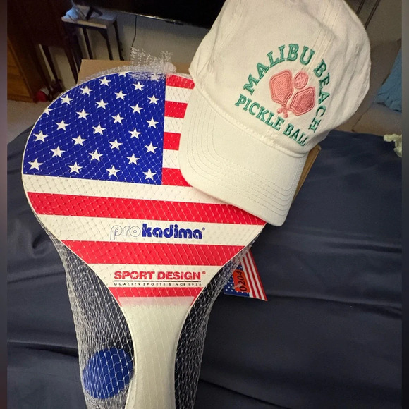 American pickle ball, 
official   Flag Paddle 
Malibu Beach Pickleball 
8 Balls - Picture 14 of 14